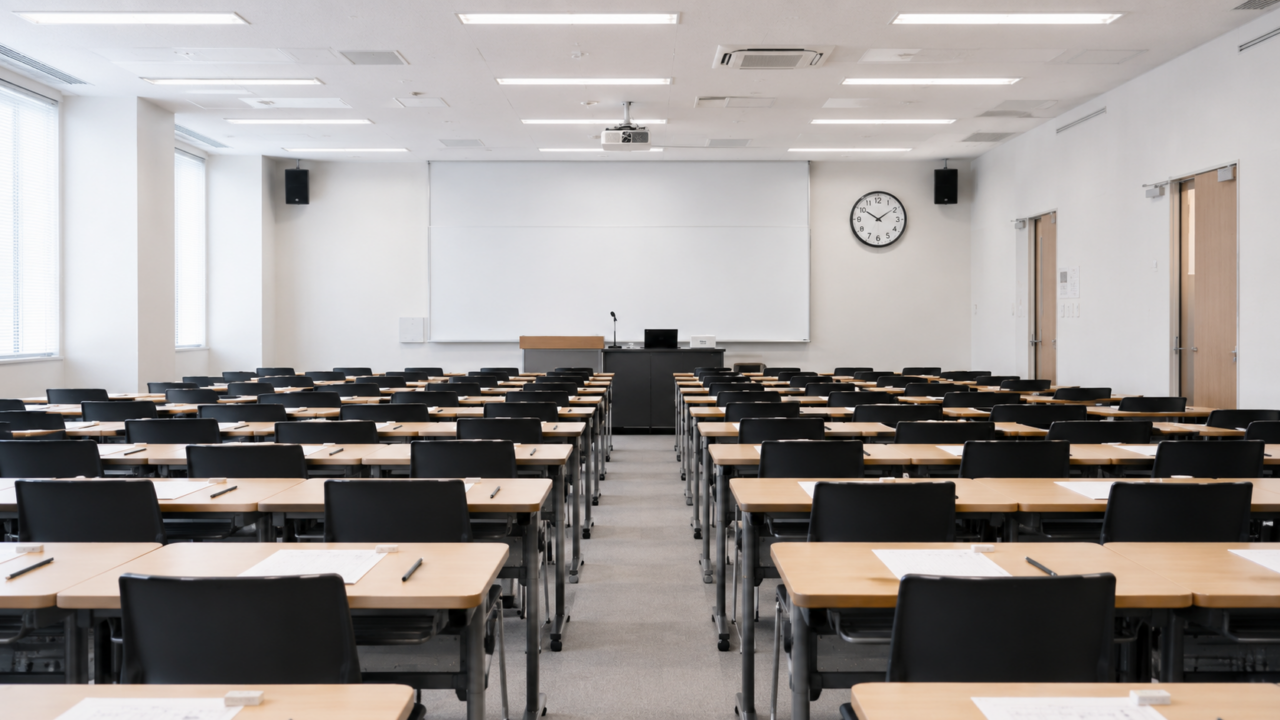 試験会場の壁掛け時計。会場には時計がない会場も多い。