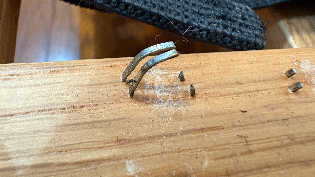 【写真⑧:折れたタッカー】