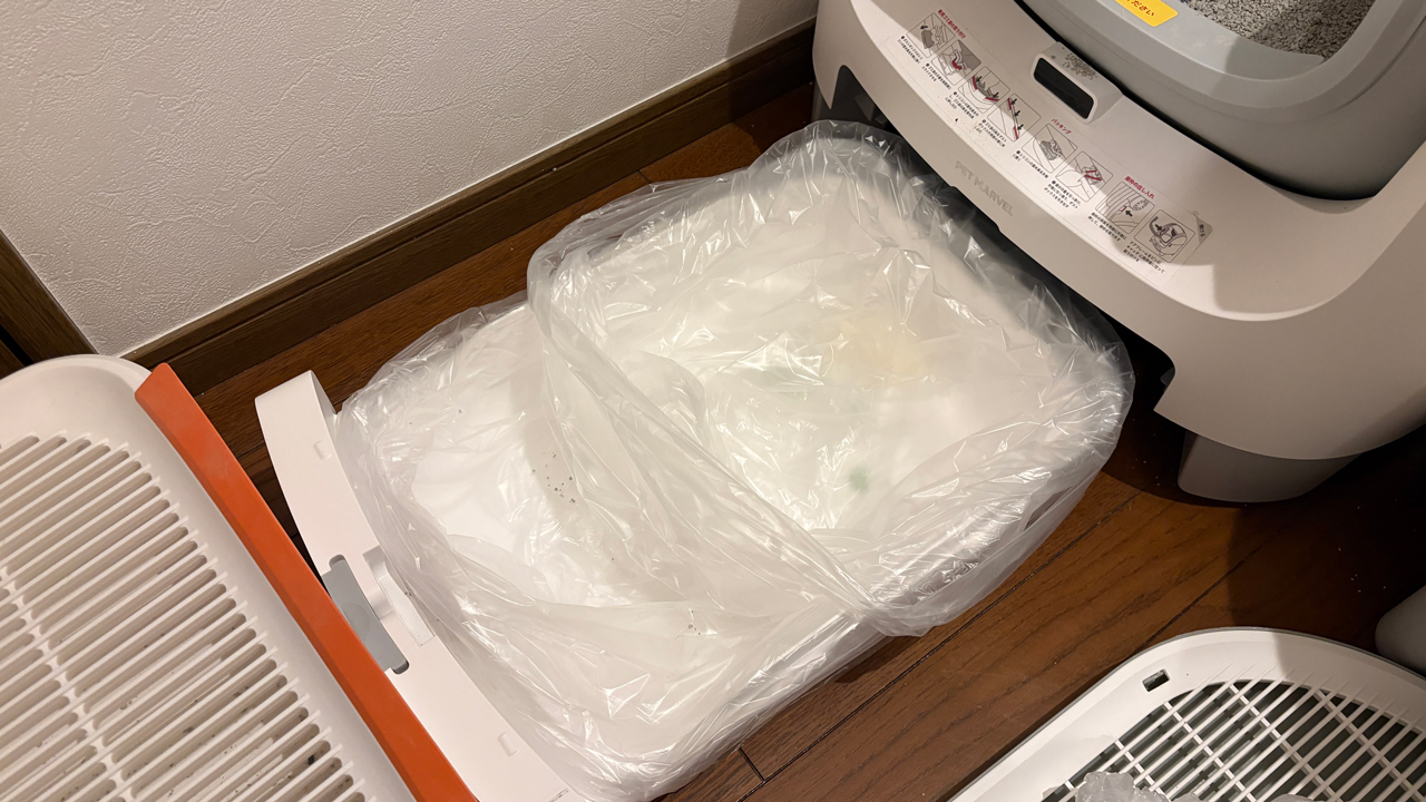 自動トイレ2台と、小袋+大袋で処理している様子