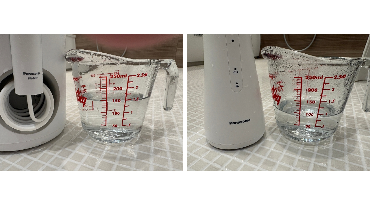【写真6:30秒間に出た水を入れた計量カップを2つ並べる】